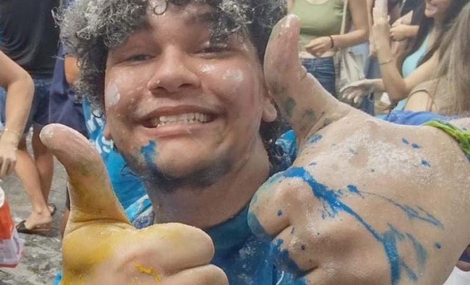 Maringaense João Pedro Crevelaro de Oliveira vai ingressar na UEM, onde obteve três aprovações; jovem, que estudou em escola pública desde o Ensino Fundamental, integrou Sala de Altas Habilidades e participou do programa Ganhando o Mundo