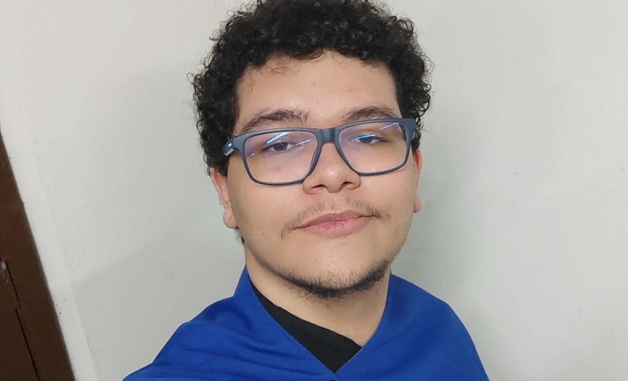 Maringaense João Pedro Crevelaro de Oliveira vai ingressar na UEM, onde obteve três aprovações; jovem, que estudou em escola pública desde o Ensino Fundamental, integrou Sala de Altas Habilidades e participou do programa Ganhando o Mundo