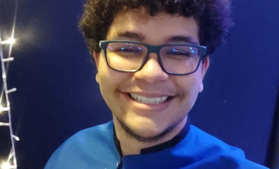 Maringaense João Pedro Crevelaro de Oliveira vai ingressar na UEM, onde obteve três aprovações; jovem, que estudou em escola pública desde o Ensino Fundamental, integrou Sala de Altas Habilidades e participou do programa Ganhando o Mundo