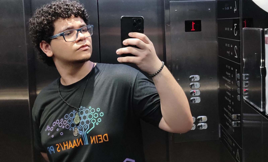 Maringaense João Pedro Crevelaro de Oliveira vai ingressar na UEM, onde obteve três aprovações; jovem, que estudou em escola pública desde o Ensino Fundamental, integrou Sala de Altas Habilidades e participou do programa Ganhando o Mundo