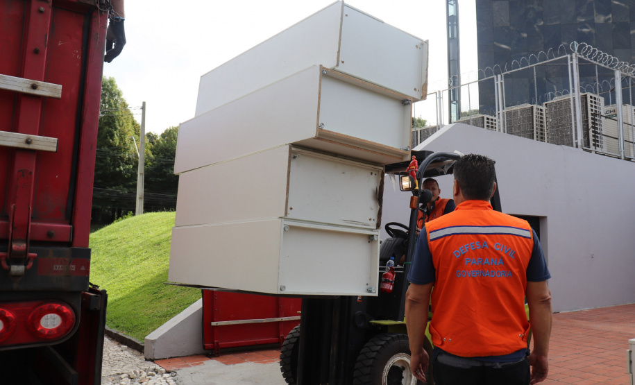 Governo do PR e TCE enviam 1,4 mil itens de escritório para o RS