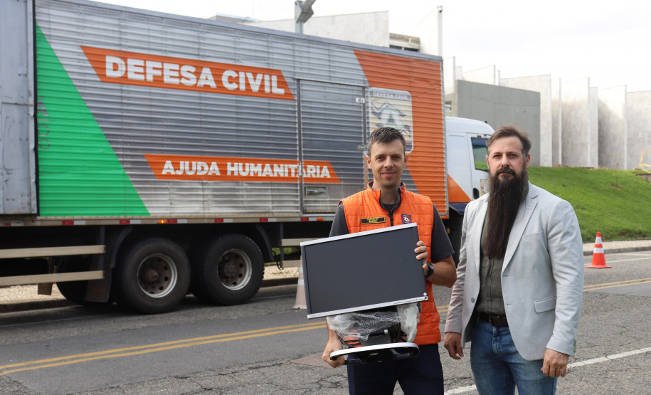 Governo do PR e TCE enviam 1,4 mil itens de escritório para o RS