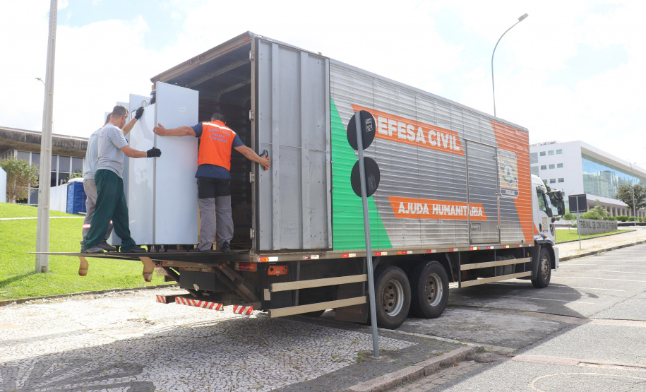 Governo do PR e TCE enviam 1,4 mil itens de escritório para o RS
