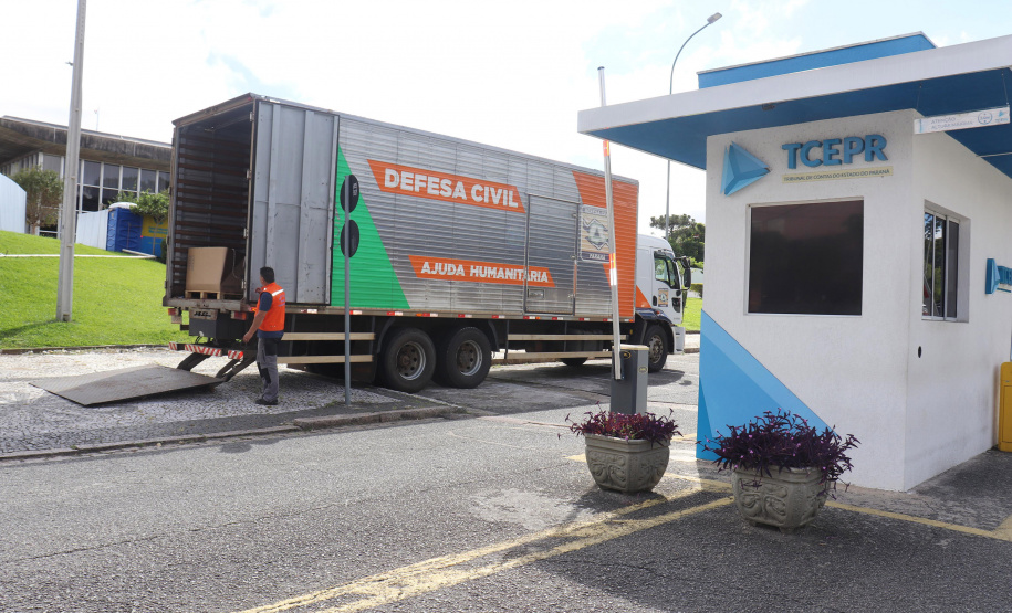 Governo do PR e TCE enviam 1,4 mil itens de escritório para o RS