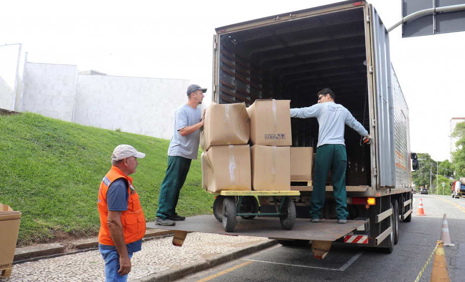 Governo do PR e TCE enviam 1,4 mil itens de escritório para o RS