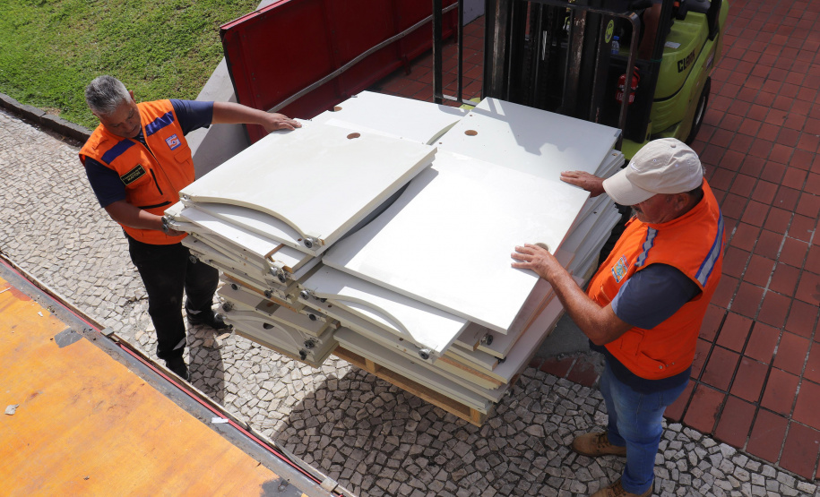 Governo do PR e TCE enviam 1,4 mil itens de escritório para o RS