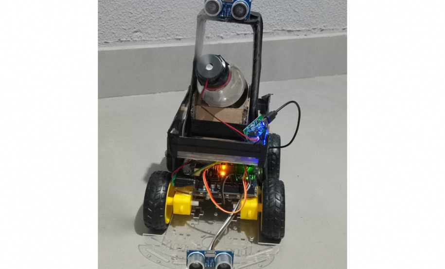 Alunos de escola estadual de Umuarama criam robô autônomo com citronela contra a dengue