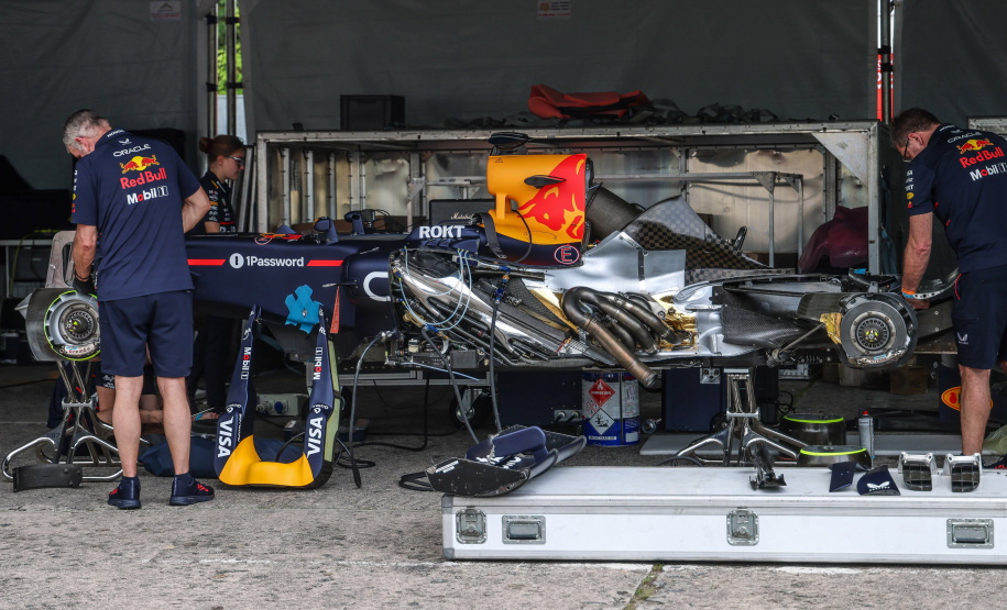Motores roncando: pilotos testam carros para o Red Bull Showrun