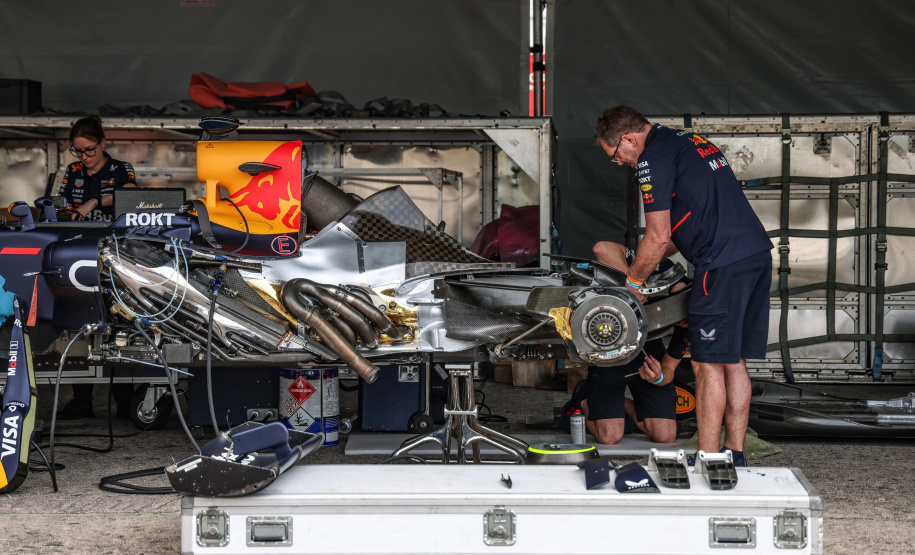 Motores roncando: pilotos testam carros para o Red Bull Showrun