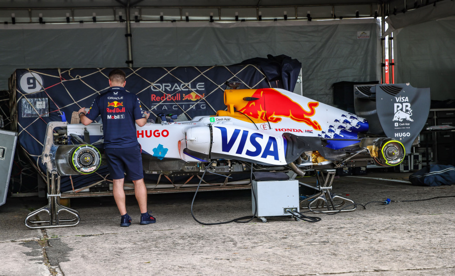 Motores roncando: pilotos testam carros para o Red Bull Showrun