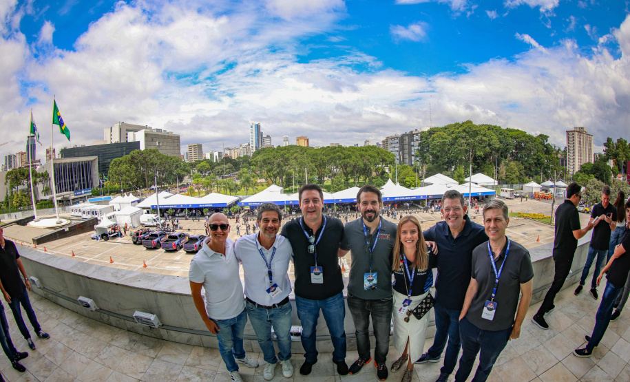 Adrenalina e velocidade: fãs apaixonados vibram com apresentação de carros na Red Bull Showrun