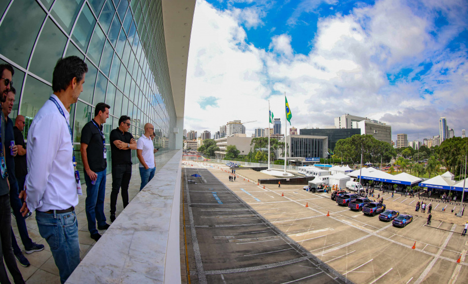 Adrenalina e velocidade: fãs apaixonados vibram com apresentação de carros na Red Bull Showrun
