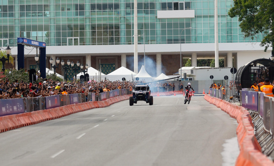 Adrenalina e velocidade: fãs apaixonados vibram com apresentação de carros na Red Bull Showrun