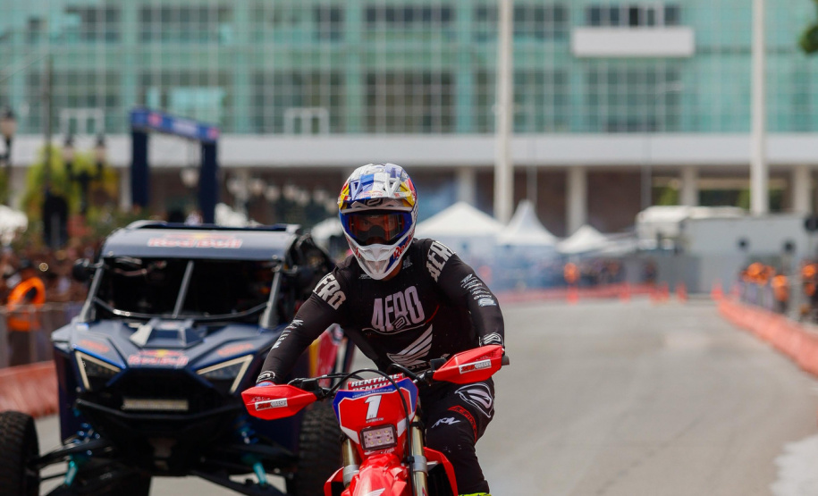 Adrenalina e velocidade: fãs apaixonados vibram com apresentação de carros na Red Bull Showrun