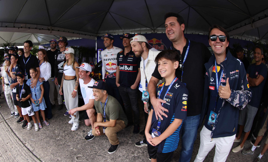 Adrenalina e velocidade: fãs apaixonados vibram com apresentação de carros na Red Bull Showrun