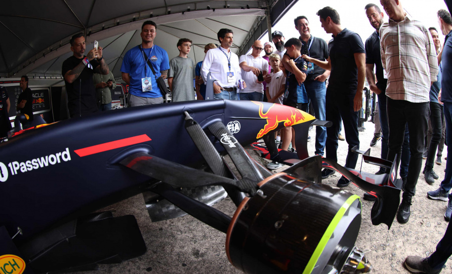Adrenalina e velocidade: fãs apaixonados vibram com apresentação de carros na Red Bull Showrun