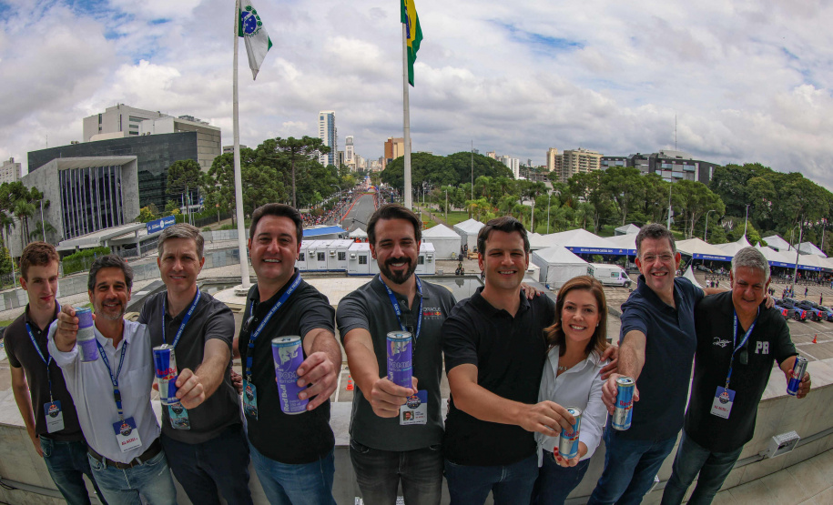 Adrenalina e velocidade: fãs apaixonados vibram com apresentação de carros na Red Bull Showrun