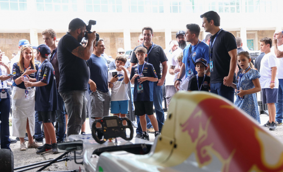 Adrenalina e velocidade: fãs apaixonados vibram com apresentação de carros na Red Bull Showrun
