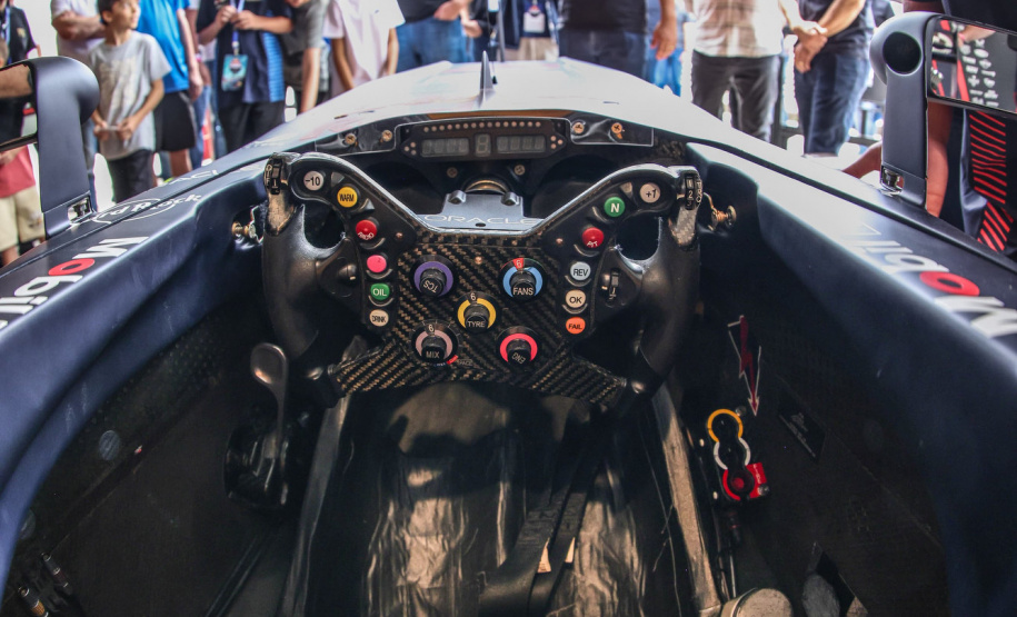 Adrenalina e velocidade: fãs apaixonados vibram com apresentação de carros na Red Bull Showrun