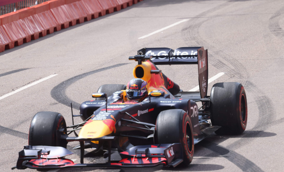 Adrenalina e velocidade: fãs apaixonados vibram com apresentação de carros na Red Bull Showrun