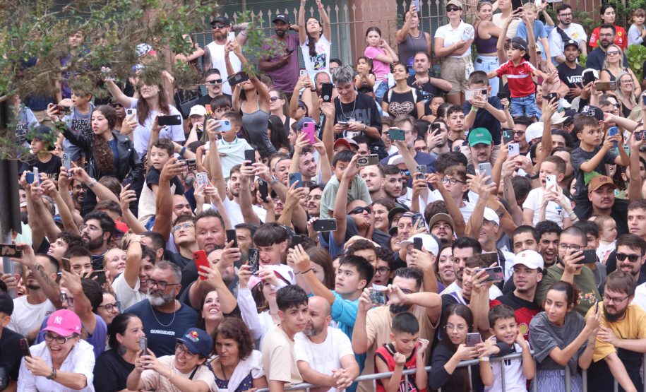 Adrenalina e velocidade: fãs apaixonados vibram com apresentação de carros na Red Bull Showrun