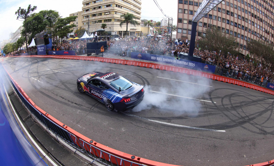 Adrenalina e velocidade: fãs apaixonados vibram com apresentação de carros na Red Bull Showrun