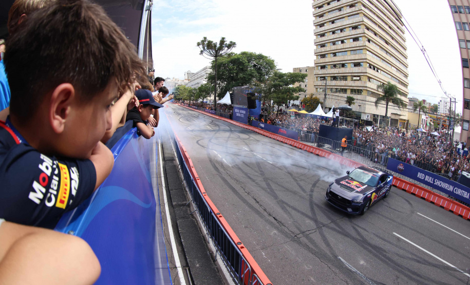 Adrenalina e velocidade: fãs apaixonados vibram com apresentação de carros na Red Bull Showrun
