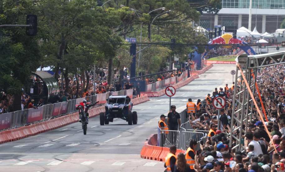 Adrenalina e velocidade: fãs apaixonados vibram com apresentação de carros na Red Bull Showrun