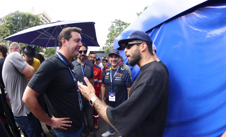 Adrenalina e velocidade: fãs apaixonados vibram com apresentação de carros na Red Bull Showrun