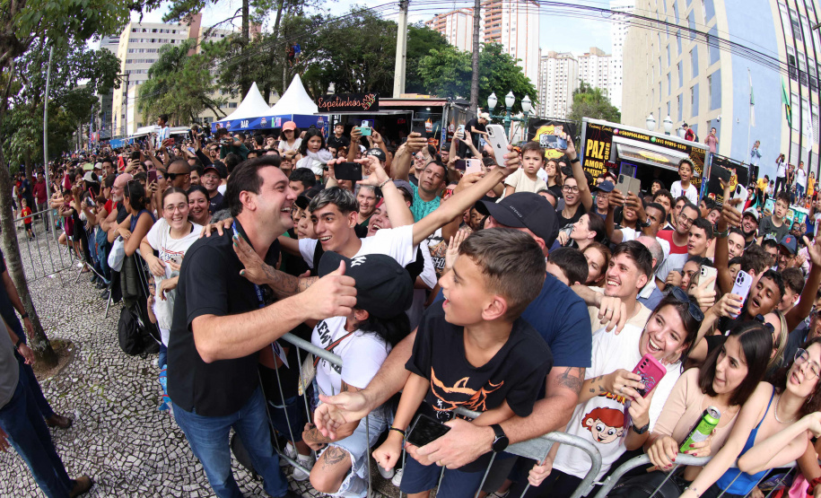 Adrenalina e velocidade: fãs apaixonados vibram com apresentação de carros na Red Bull Showrun