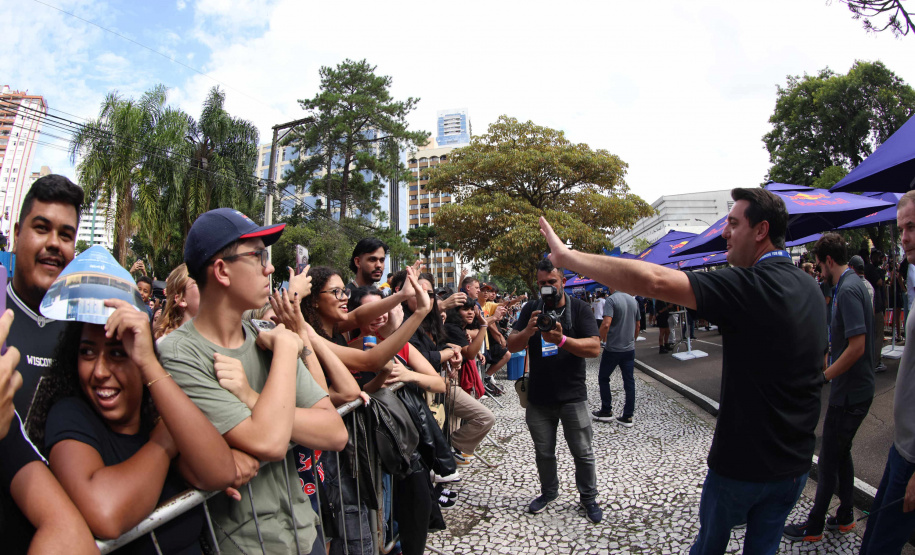 Adrenalina e velocidade: fãs apaixonados vibram com apresentação de carros na Red Bull Showrun