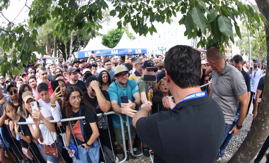 Adrenalina e velocidade: fãs apaixonados vibram com apresentação de carros na Red Bull Showrun