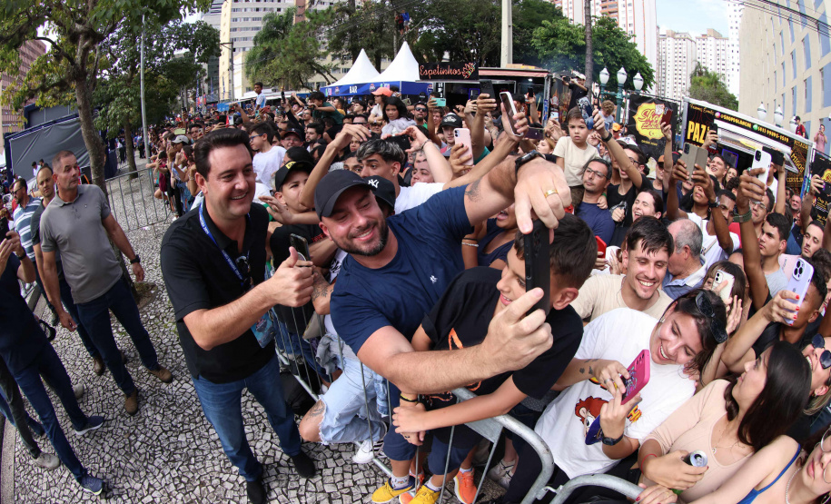 Adrenalina e velocidade: fãs apaixonados vibram com apresentação de carros na Red Bull Showrun