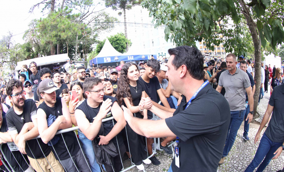 Adrenalina e velocidade: fãs apaixonados vibram com apresentação de carros na Red Bull Showrun