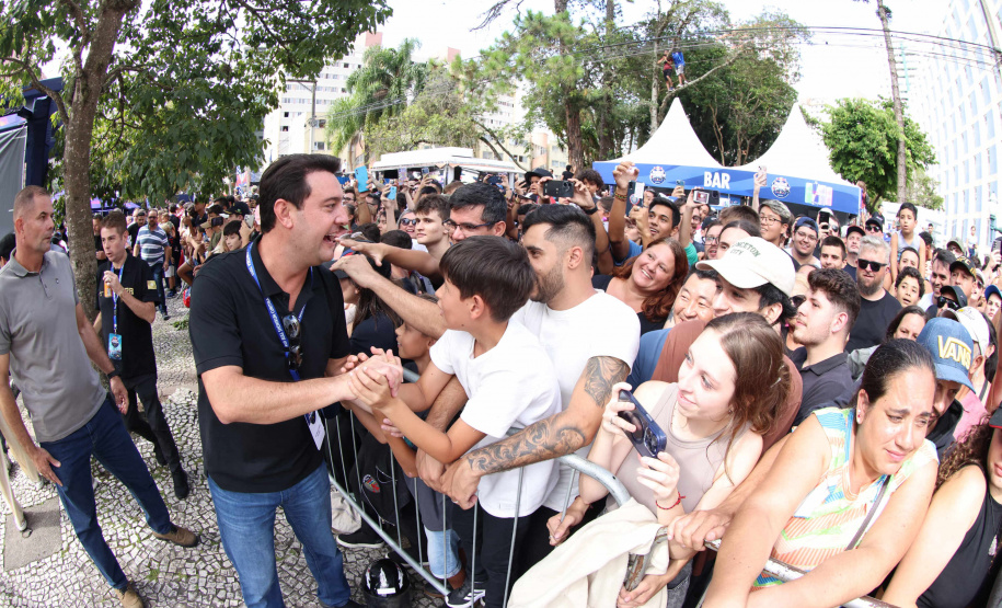 Adrenalina e velocidade: fãs apaixonados vibram com apresentação de carros na Red Bull Showrun