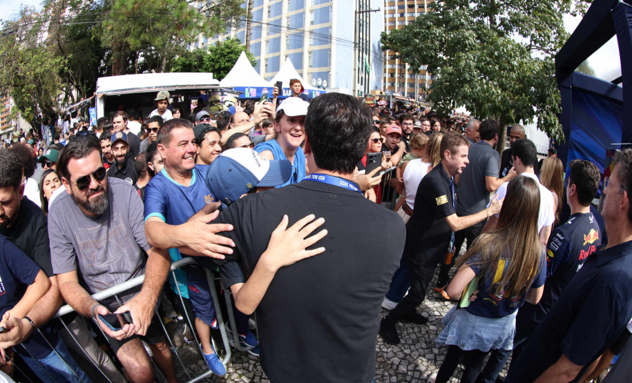 Adrenalina e velocidade: fãs apaixonados vibram com apresentação de carros na Red Bull Showrun