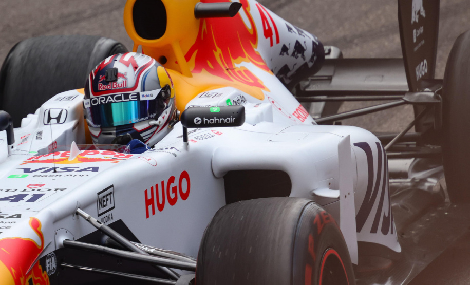 Adrenalina e velocidade: fãs apaixonados vibram com apresentação de carros na Red Bull Showrun