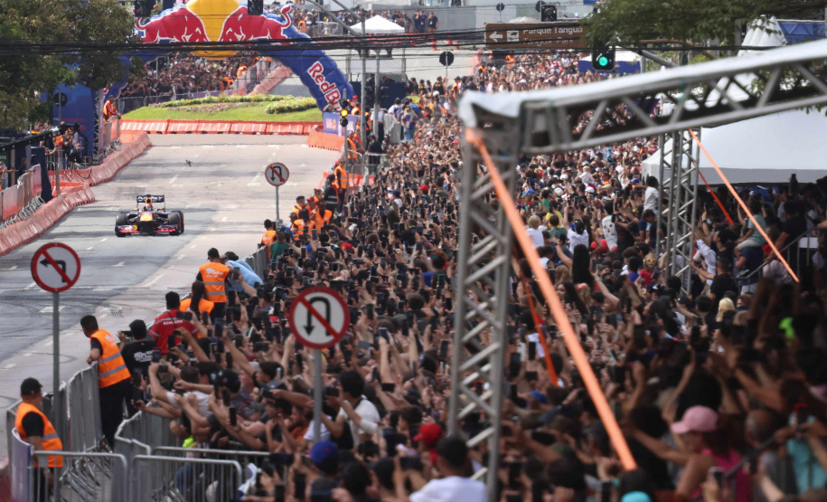 Adrenalina e velocidade: fãs apaixonados vibram com apresentação de carros na Red Bull Showrun
