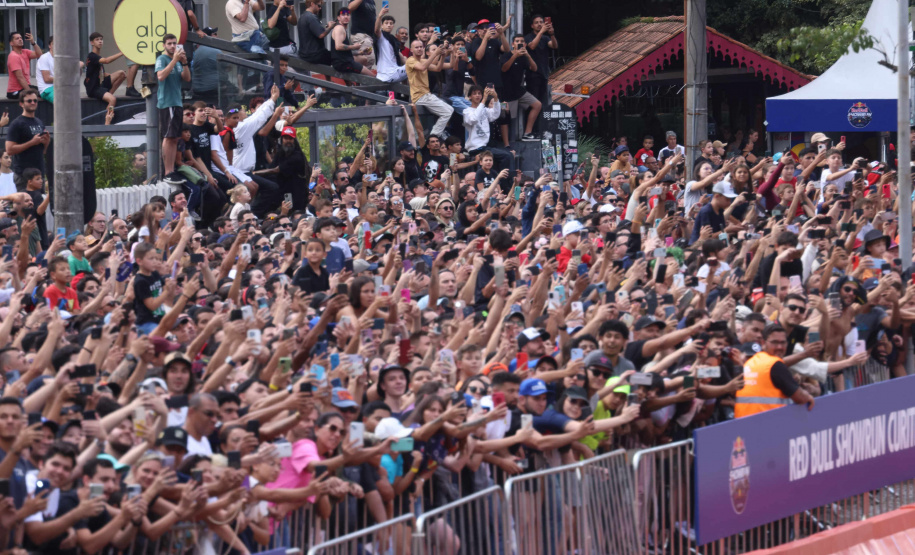 Adrenalina e velocidade: fãs apaixonados vibram com apresentação de carros na Red Bull Showrun