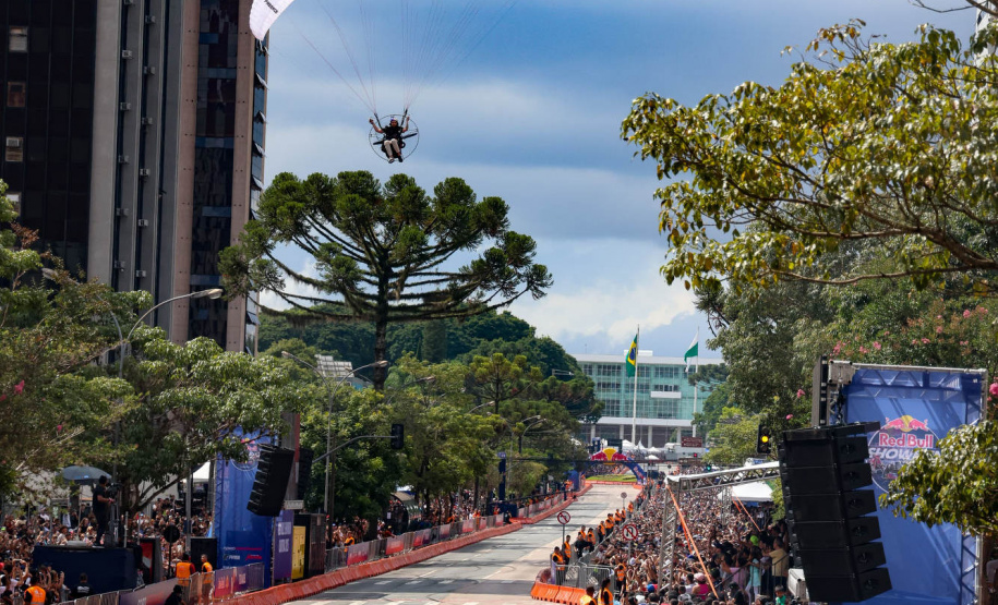 Adrenalina e velocidade: fãs apaixonados vibram com apresentação de carros na Red Bull Showrun
