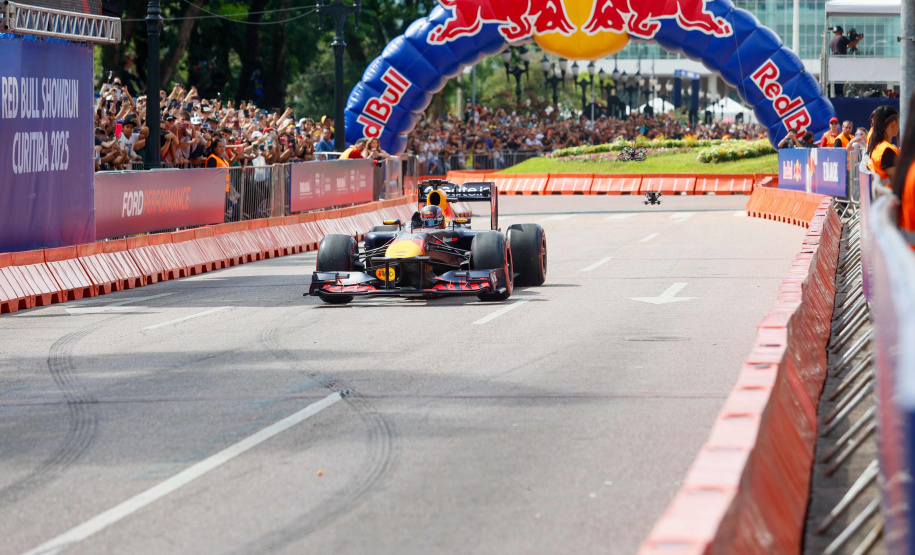 Adrenalina e velocidade: fãs apaixonados vibram com apresentação de carros na Red Bull Showrun