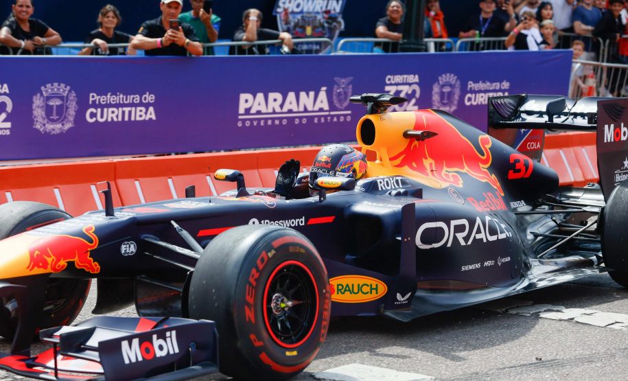 Adrenalina e velocidade: fãs apaixonados vibram com apresentação de carros na Red Bull Showrun