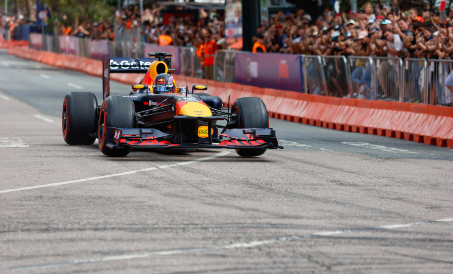 Adrenalina e velocidade: fãs apaixonados vibram com apresentação de carros na Red Bull Showrun