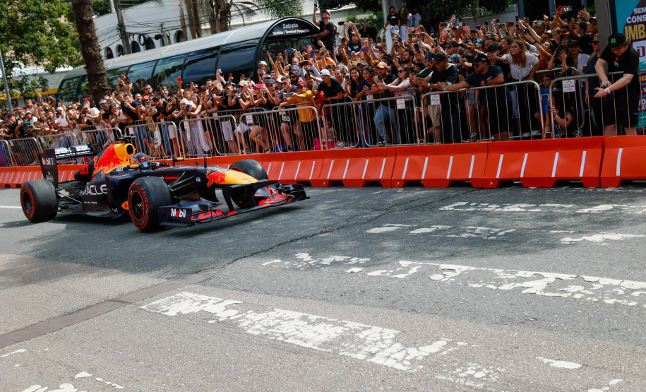Adrenalina e velocidade: fãs apaixonados vibram com apresentação de carros na Red Bull Showrun