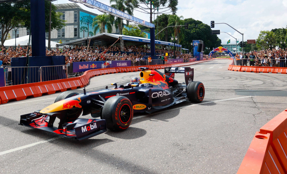 Adrenalina e velocidade: fãs apaixonados vibram com apresentação de carros na Red Bull Showrun