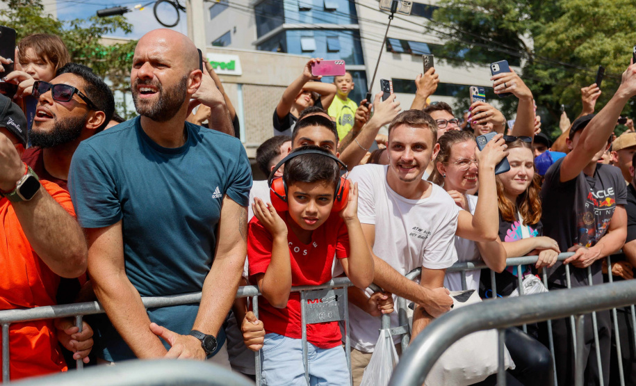 Adrenalina e velocidade: fãs apaixonados vibram com apresentação de carros na Red Bull Showrun