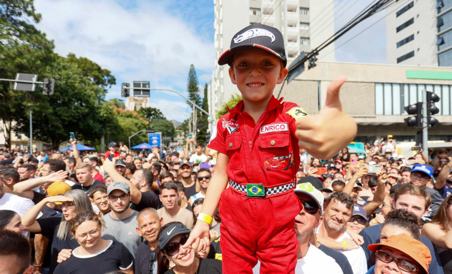 Adrenalina e velocidade: fãs apaixonados vibram com apresentação de carros na Red Bull Showrun