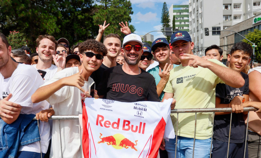 Adrenalina e velocidade: fãs apaixonados vibram com apresentação de carros na Red Bull Showrun