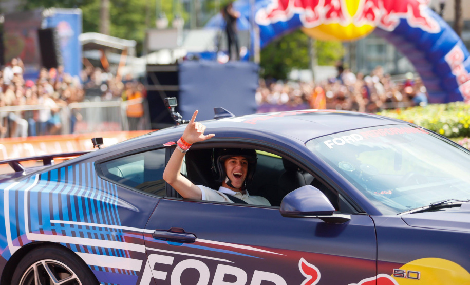 Adrenalina e velocidade: fãs apaixonados vibram com apresentação de carros na Red Bull Showrun