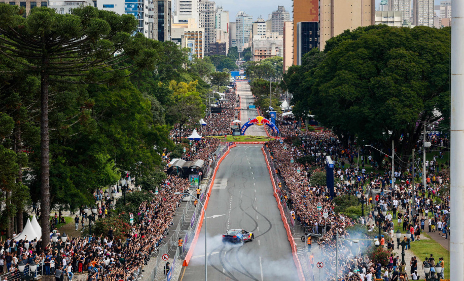 Adrenalina e velocidade: fãs apaixonados vibram com apresentação de carros na Red Bull Showrun